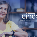 mulher usando smartwatch e sorrindo ao lado do logo da CINCO cuidado inteligente conectado